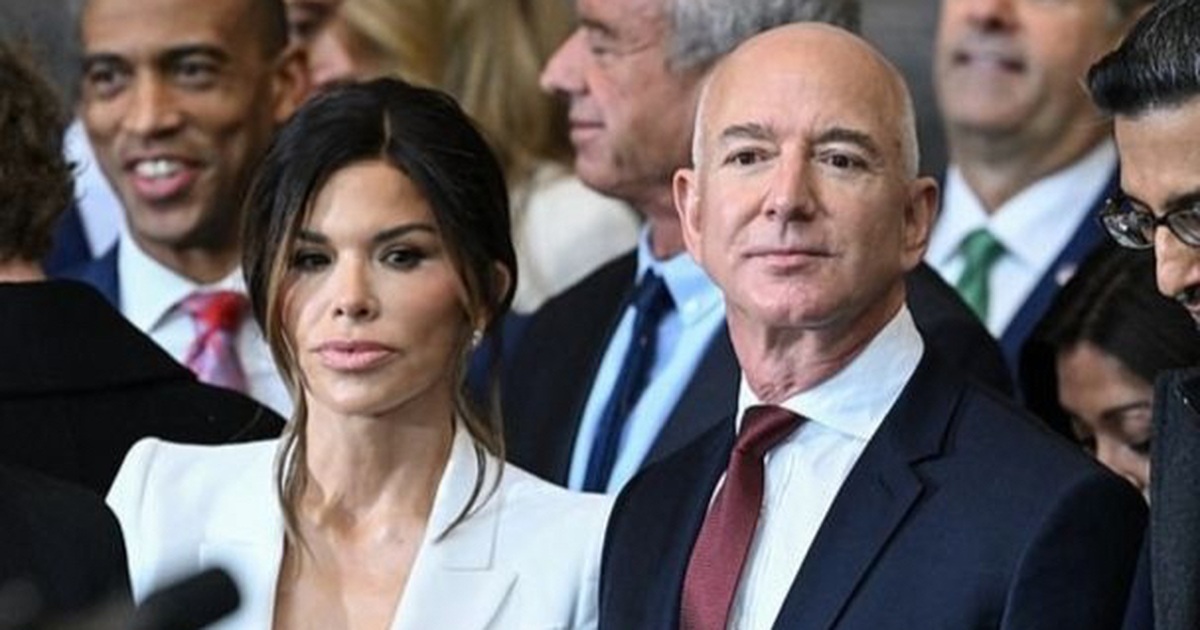 Bạn gái tỷ phú Jeff Bezos mặc gợi cảm trong lễ nhậm chức của ông Trump