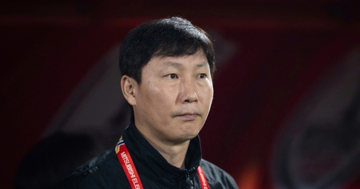 Báo Hàn Quốc kinh ngạc vì hành động của CĐV Việt Nam với HLV Kim Sang Sik