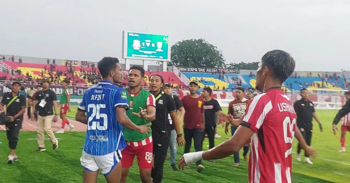 Bạo loạn bóng đá Indonesia: Cầu thủ đánh nhau, đuổi trọng tài quanh sân