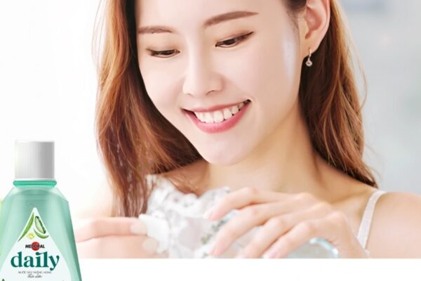 بعض الأخطاء الشائعة حول صحة الفم والحل الشامل Bảo vệ sức khỏe với nước súc miệng, họng thảo dược Medoral Daily