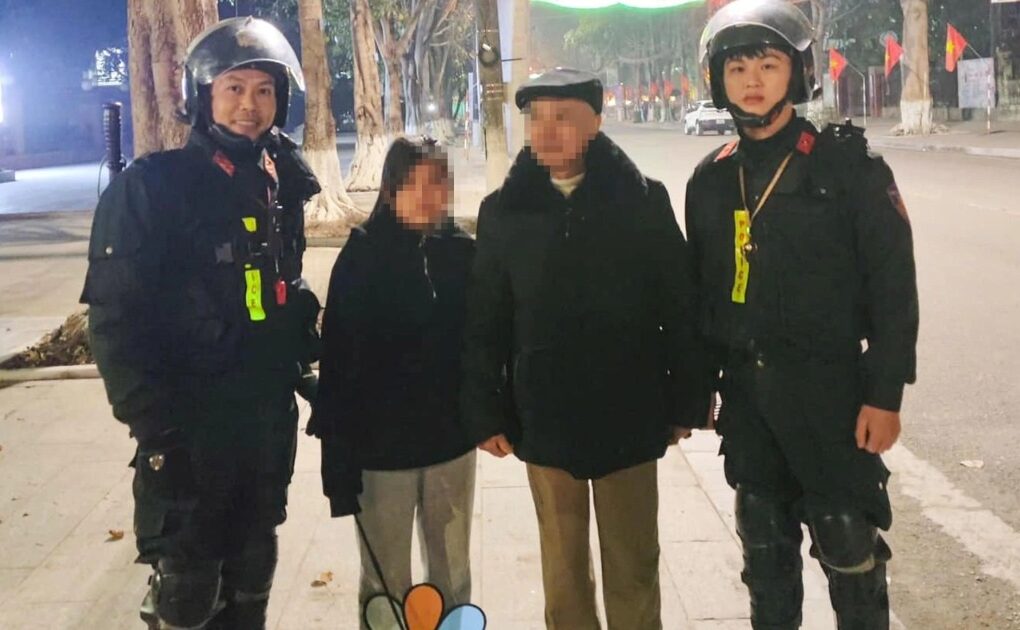 Bé gái đi lạc trong lúc xem bắn pháo hoa đêm giao thừa