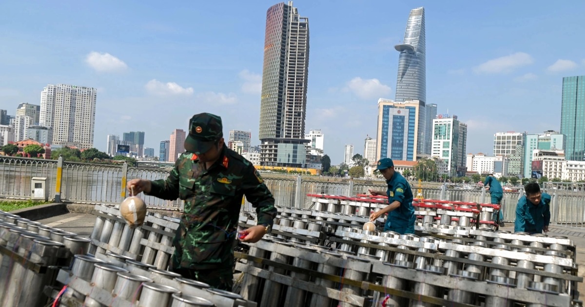 Bên trong trận địa pháo hoa tầm cao chào đón Tết Ất Tỵ 2025 ở TPHCM