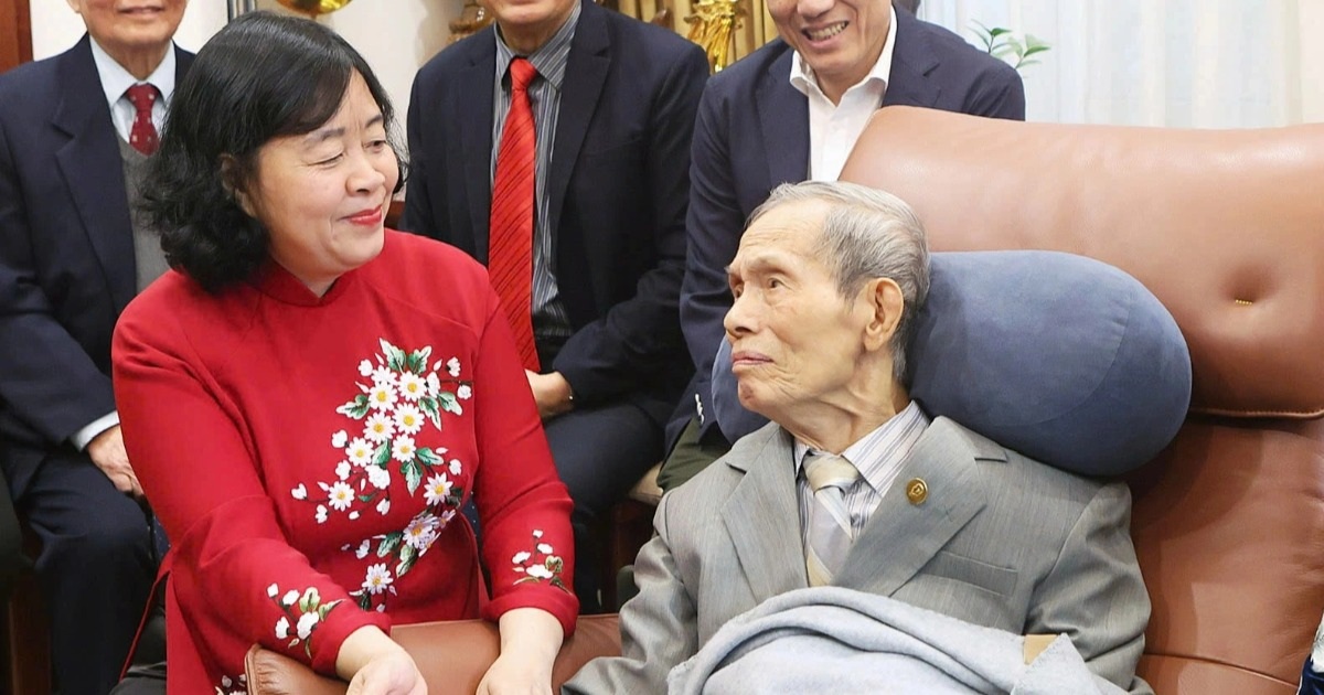 Bí thư Hà Nội trao huy hiệu 65 năm tuổi Đảng tặng cụ Lương Tam Kỳ