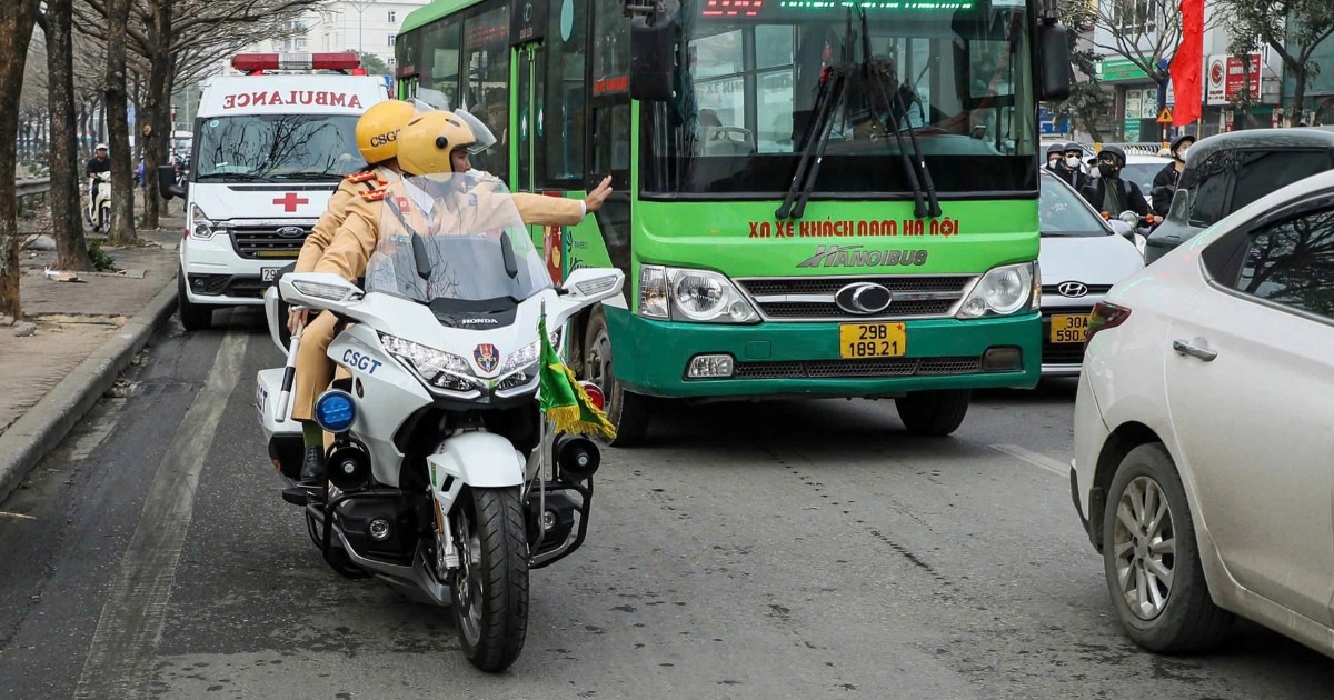 CSGT lái Honda Goldwing 1.800 phân khối chống ùn tắc tại cửa ngõ thủ đô