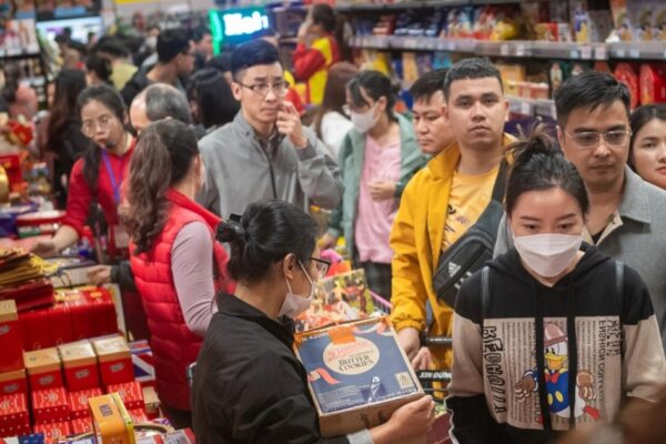 Busy Scenes at Supermarkets and Candy Streets in Hanoi as Tet Approaches Các siêu thị, phố bánh kẹo ở Hà Nội chật kín người mua sắm Tết