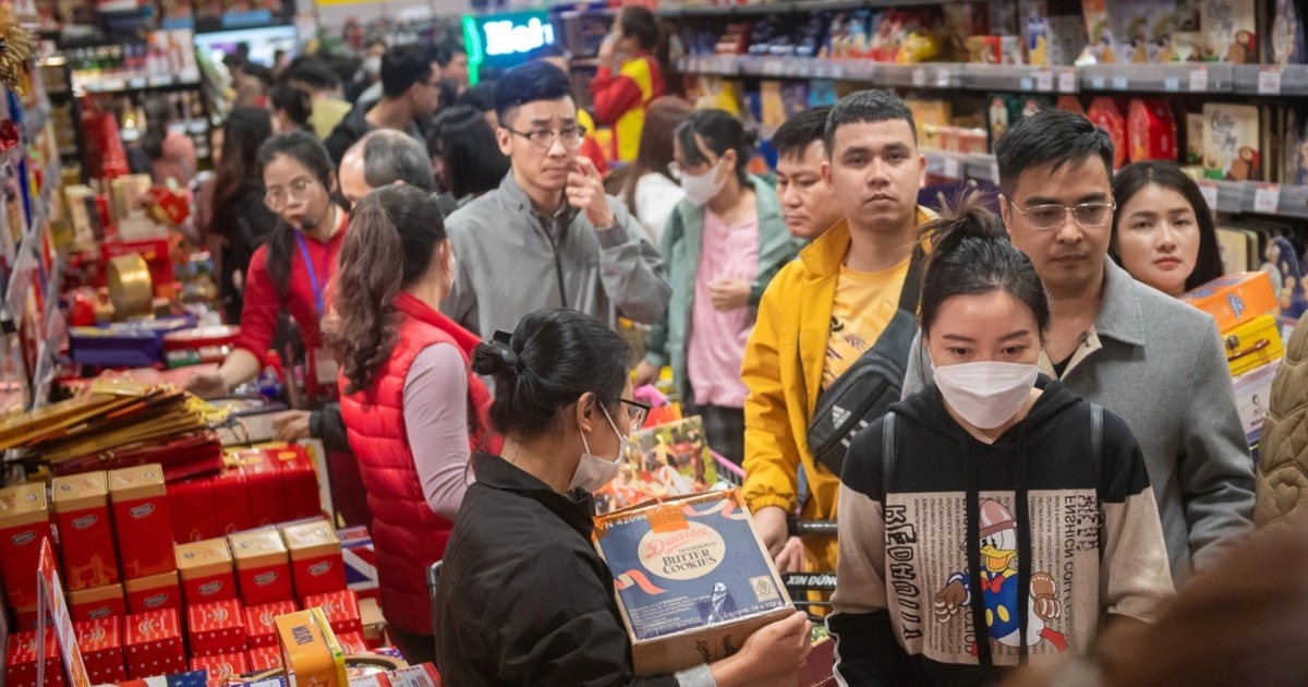 Các siêu thị, phố bánh kẹo ở Hà Nội chật kín người mua sắm Tết