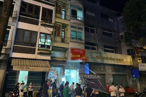 Người đàn ông cầm dao xông vào tiệm vàng và tử vong sau khi rơi từ tầng 3 Cầm dao xông vào tiệm vàng rồi rơi từ tầng 3 xuống đất tử vong