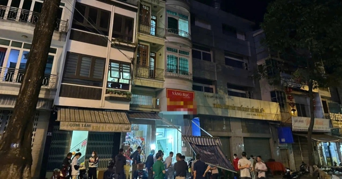 Cầm dao xông vào tiệm vàng rồi rơi từ tầng 3 xuống đất tử vong