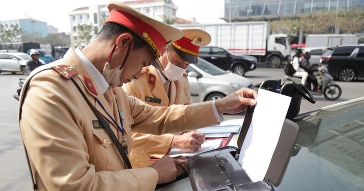 Cảnh sát in hình ảnh tại chốt để lập biên bản xử lý tài xế xe khách vi phạm