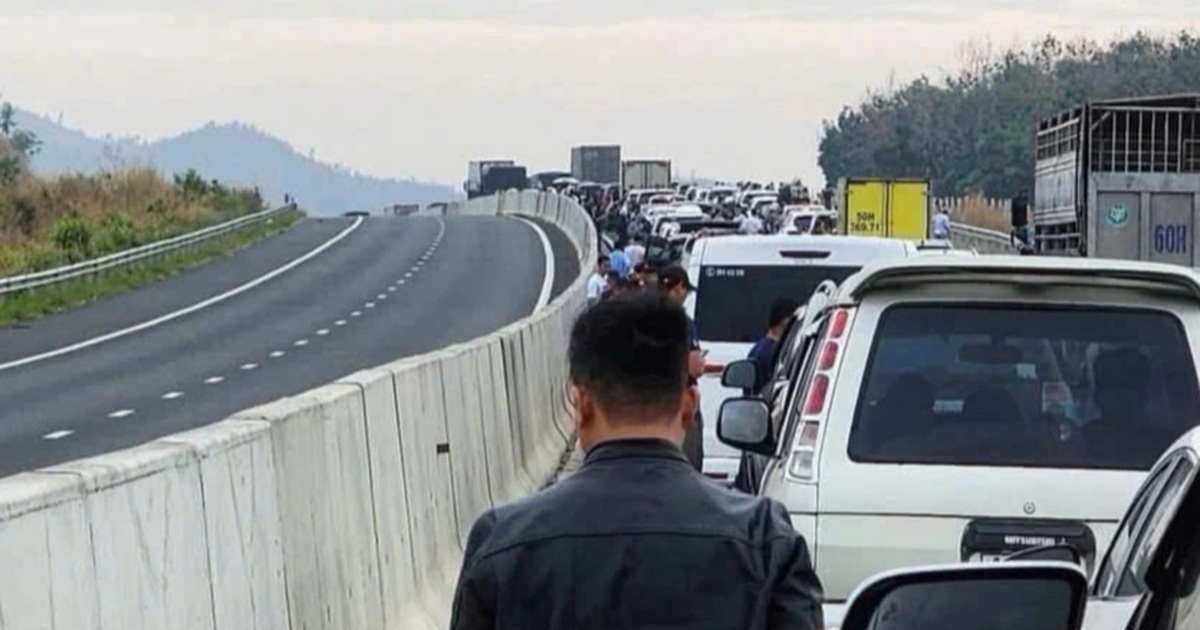 Cao tốc TPHCM - Long Thành kẹt xe 6km