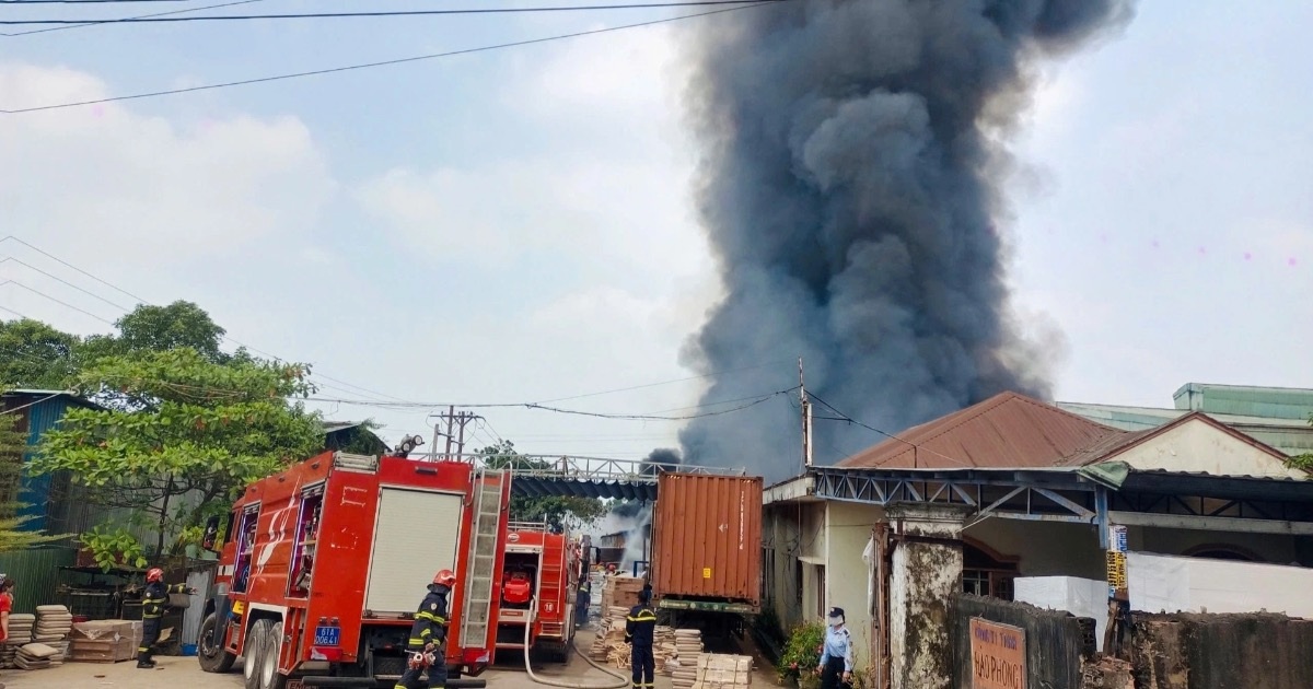 Cháy công ty nội thất ở Bình Dương, công nhân hỗ trợ dập lửa