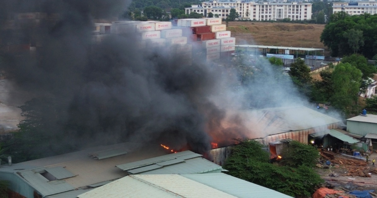 Cháy xưởng gỗ ở TPHCM, bộ đội hỗ trợ di dời tài sản