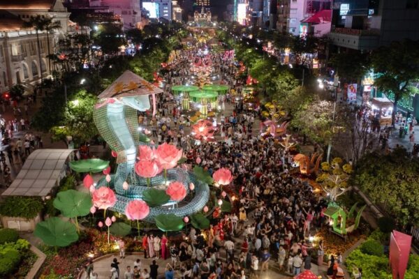 Tình trạng chen lấn, ùn tắc tại đường hoa Nguyễn Huệ dịp Tết 2025 Chen lấn, ùn tắc trên đường hoa Nguyễn Huệ