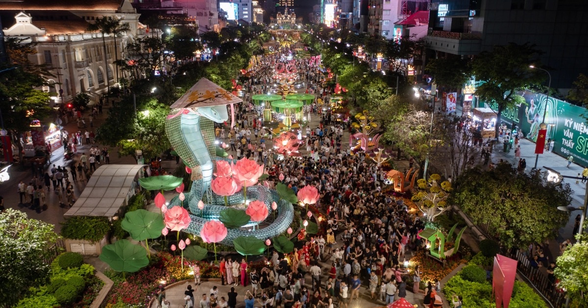 Chen lấn, ùn tắc trên đường hoa Nguyễn Huệ