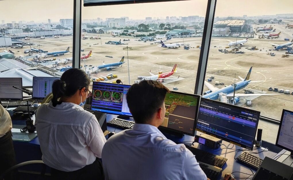 Chiều cuối năm trên tháp không lưu sân bay Tân Sơn Nhất