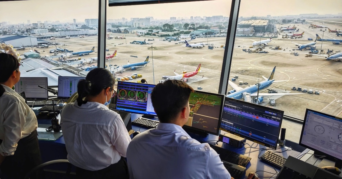 Chiều cuối năm trên tháp không lưu sân bay Tân Sơn Nhất