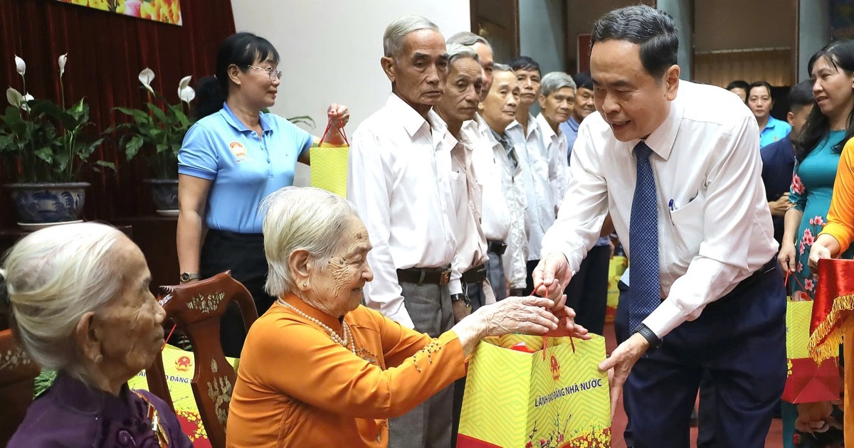 Chủ tịch Quốc hội chúc Tết gia đình chính sách, người có công ở Cần Thơ