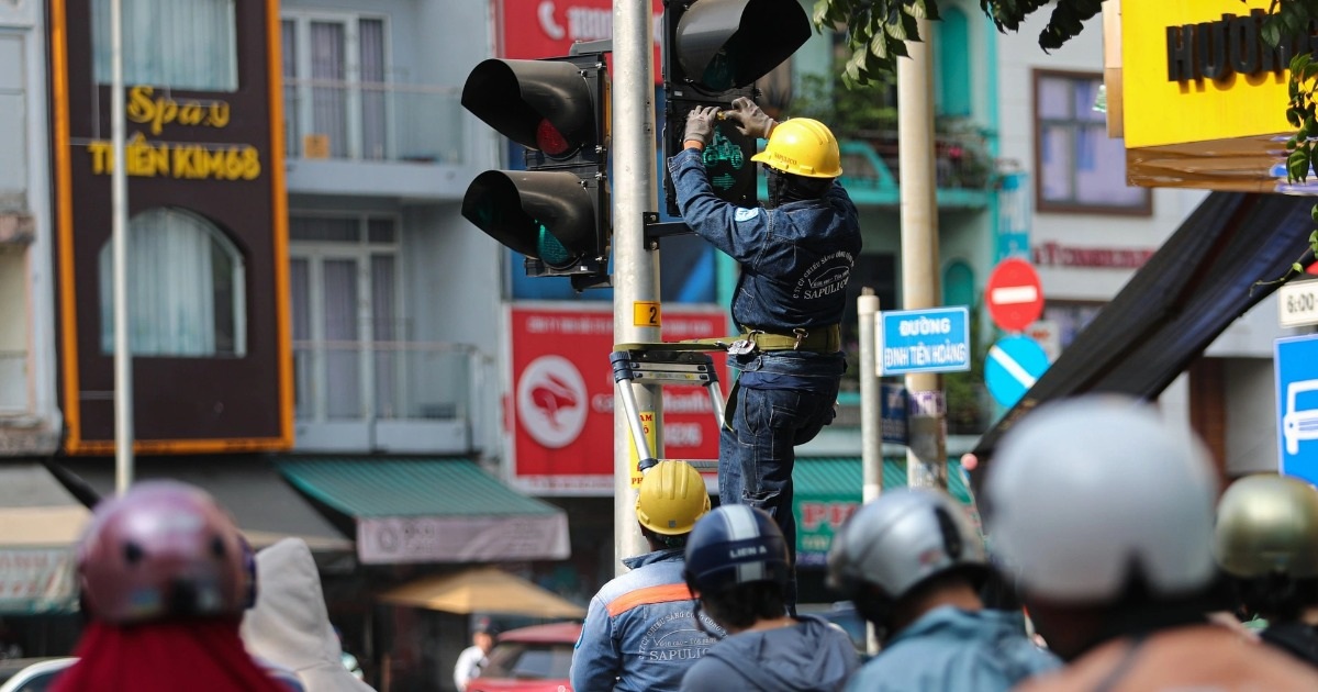 Chủ tịch TPHCM chỉ đạo khắc phục các phản ánh về đèn tín hiệu giao thông