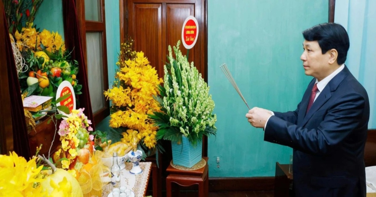 Chủ tịch nước dâng hương tưởng niệm Chủ tịch Hồ Chí Minh ngày đầu xuân mới