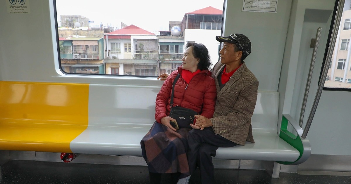 Chuyến tàu đầu xuân Ất Tỵ chở nhiều người dân đi chúc Tết