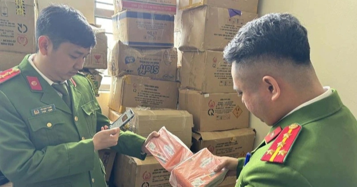 Công an TPHCM hướng dẫn cách đốt pháo hoa an toàn dịp Tết Ất Tỵ 2025