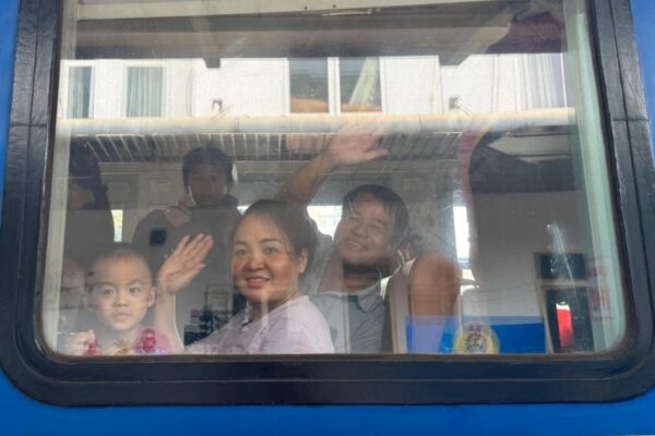 Chuyến Tàu Công Đoàn – Món Quà Tết Ý Nghĩa Cho Công Nhân Khó Khăn Công nhân khó khăn ở Đồng Nai về quê đón Tết trên chuyến tàu công đoàn