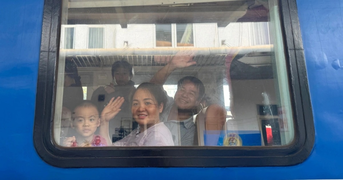 Công nhân khó khăn ở Đồng Nai về quê đón Tết trên chuyến tàu công đoàn