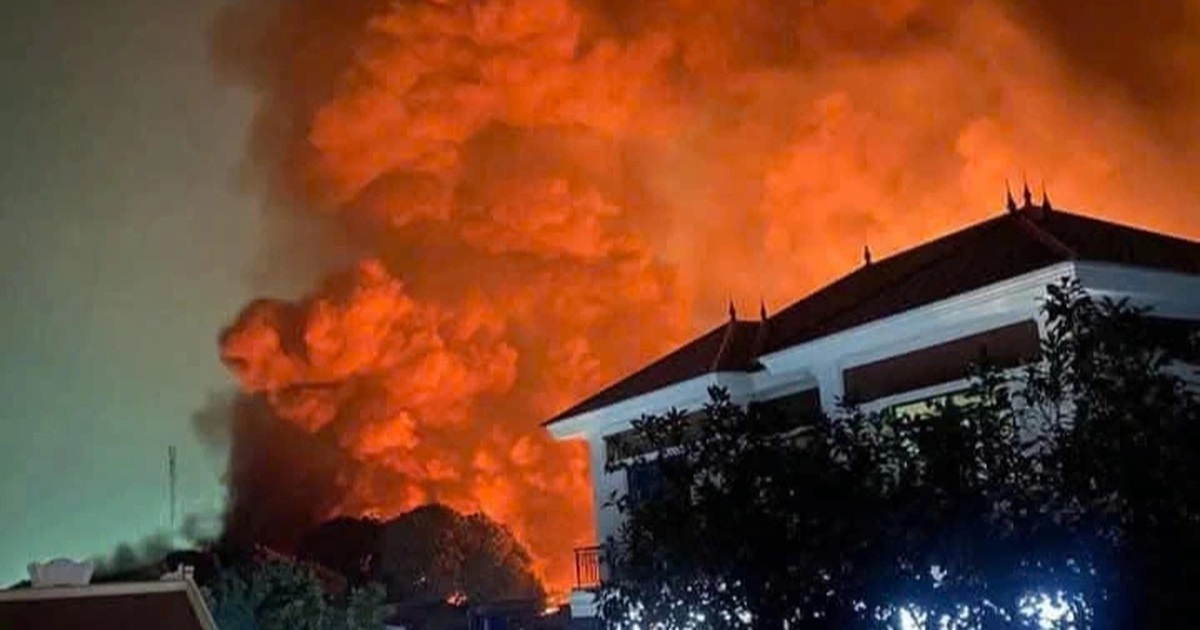 Công ty giày da ở Thanh Hóa cháy lớn trong đêm giao thừa