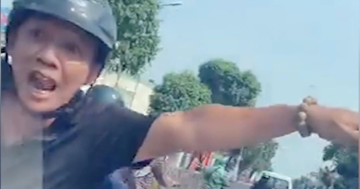 Đôi nam nữ đi xe máy chặn ô tô đập kính ở TPHCM