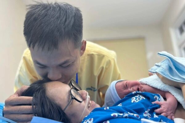 فرح كبير للعاملين في مجال التوليد Được đón những thiên thần: Phúc đức lớn của bác sĩ sản khoa