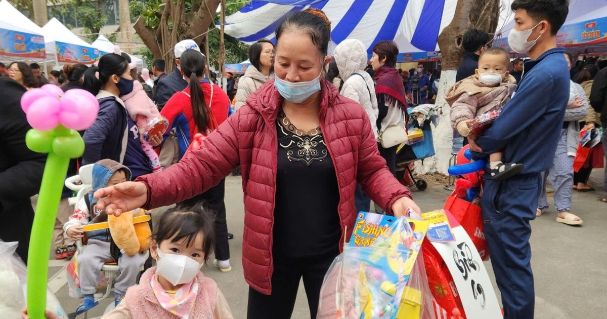 Gần 2.000 phần quà Tết được trao tới bệnh nhi