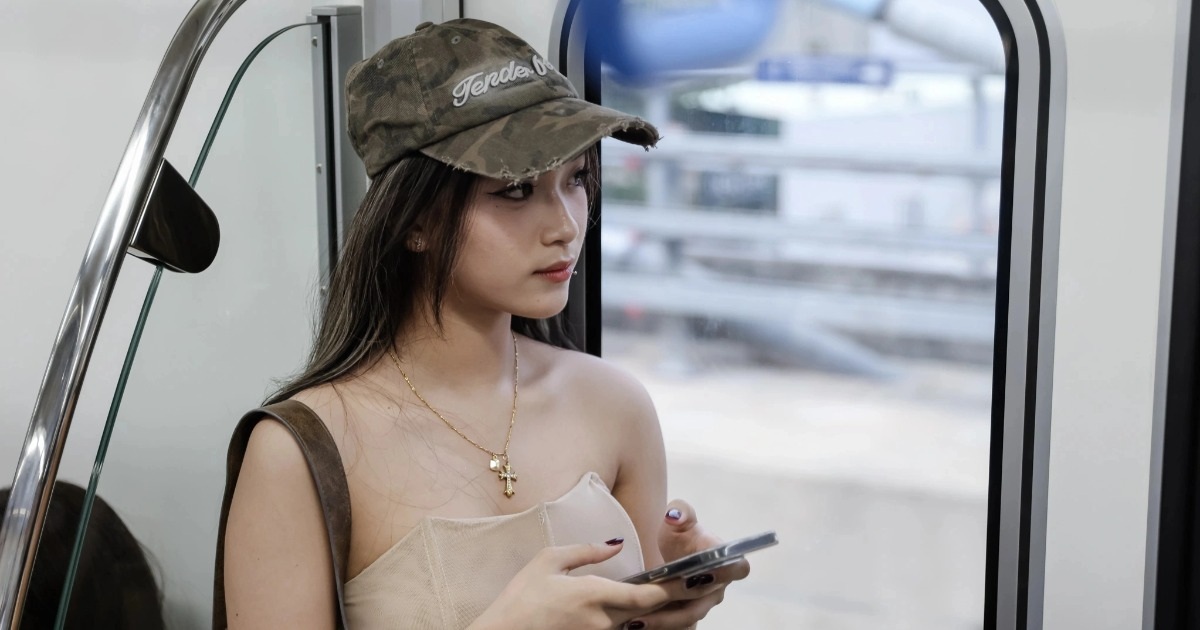 Giới trẻ diện áo dài đi Metro số 1 trong ngày miễn phí vé cuối cùng