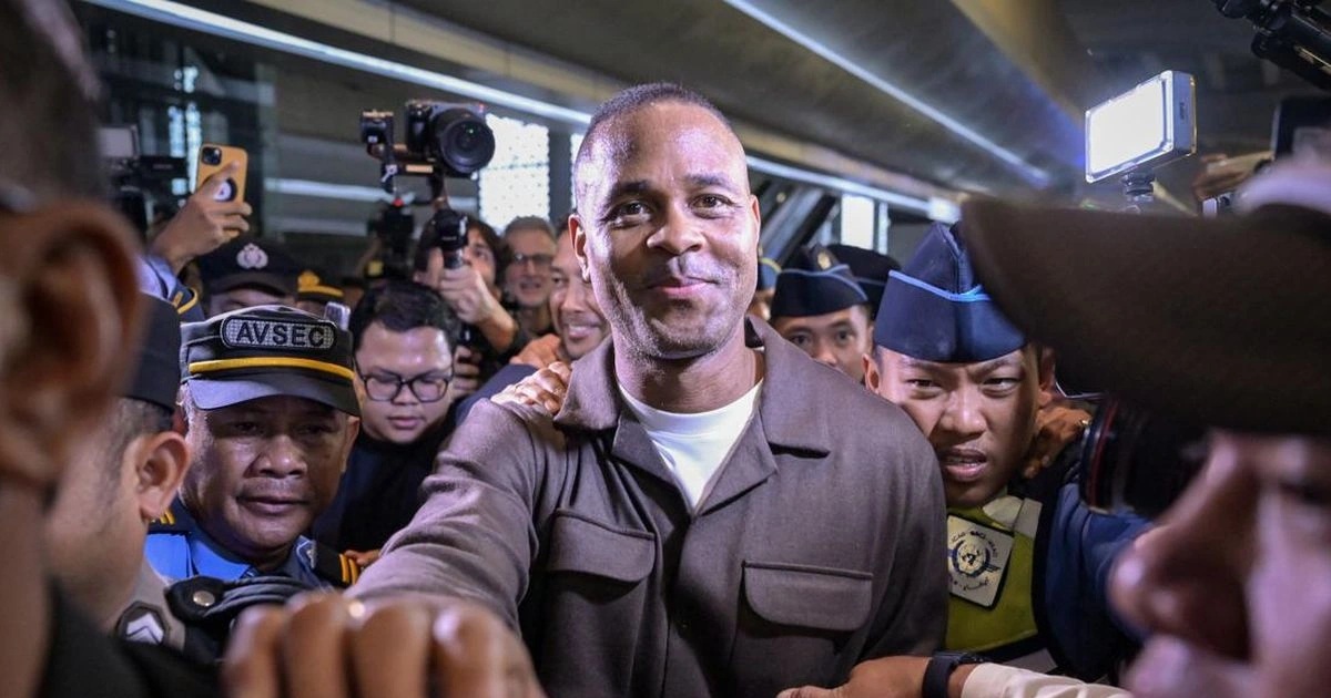 HLV Patrick Kluivert được chào đón khi đến Indonesia