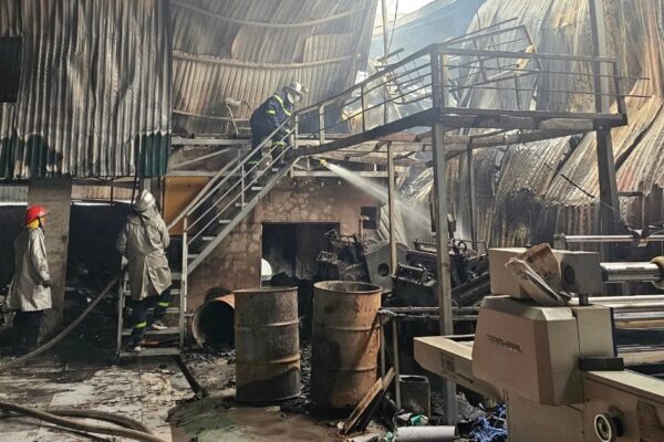 Massive Fire Engulfs 490m² Workshop in Hanoi: Full Details and Causes Hà Nội: Khu xưởng rộng 490m2 bốc cháy ngùn ngụt sáng 29 tháng Chạp