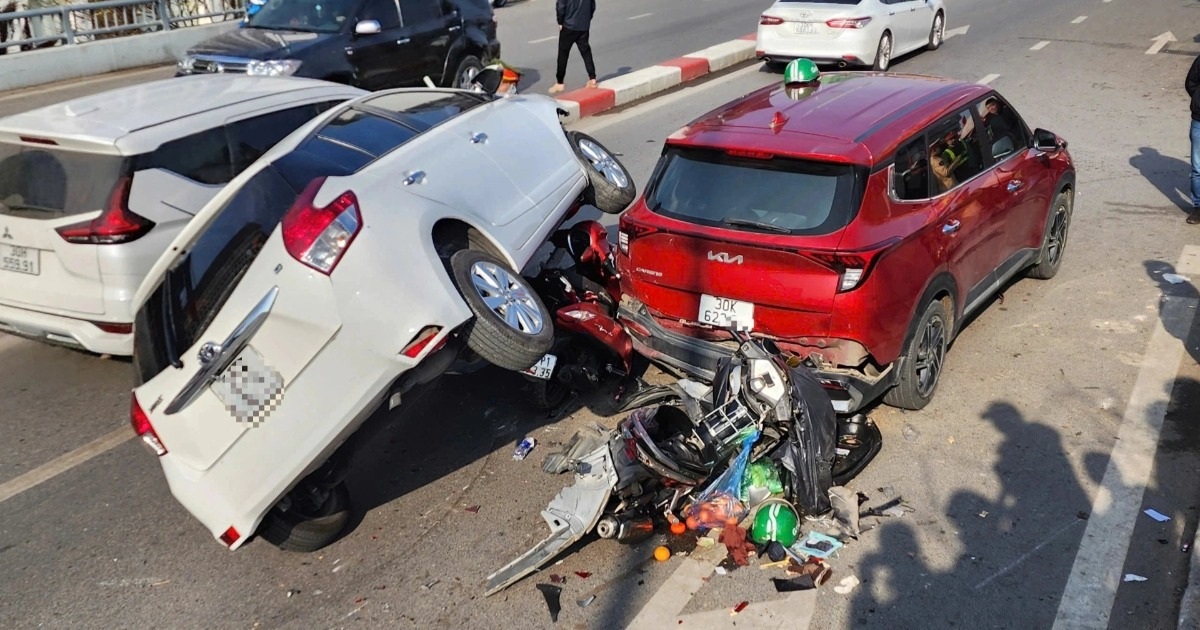 Hà Nội: Va chạm liên hoàn gần cổng chợ hoa Quảng An, 3 người bị thương