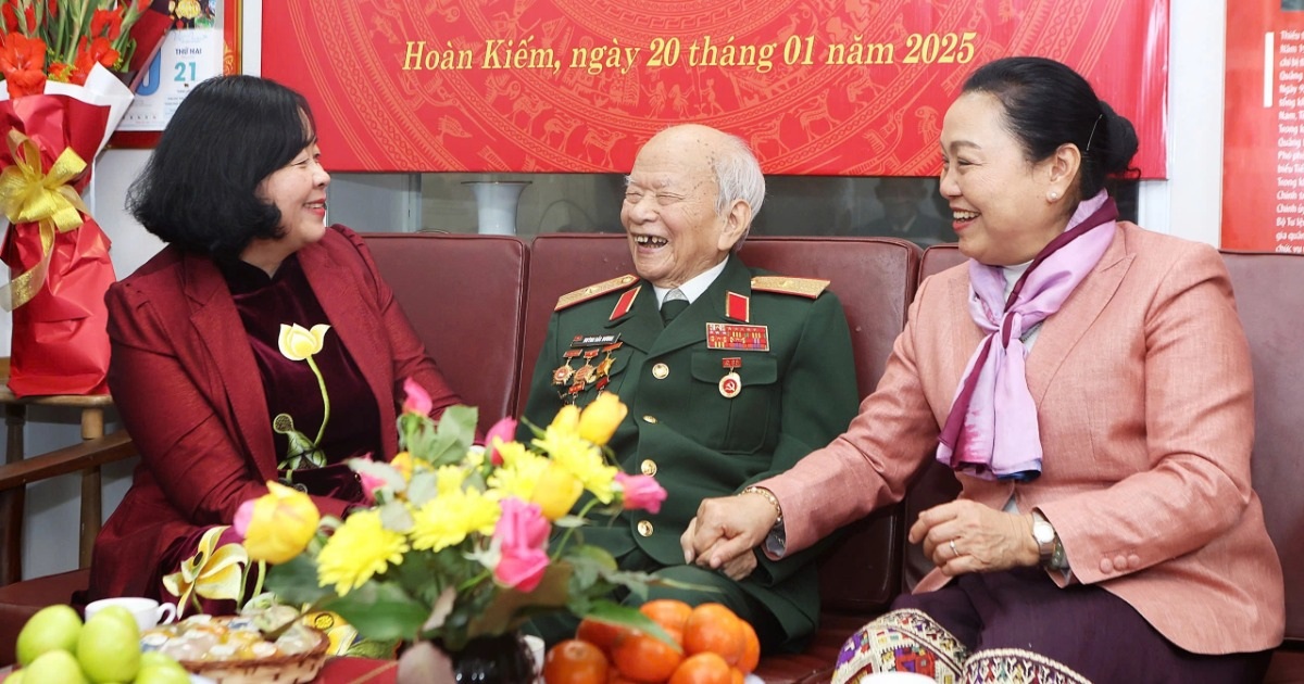 Hà Nội trao huy hiệu 85 năm tuổi Đảng cho Thiếu tướng Huỳnh Đắc Hương