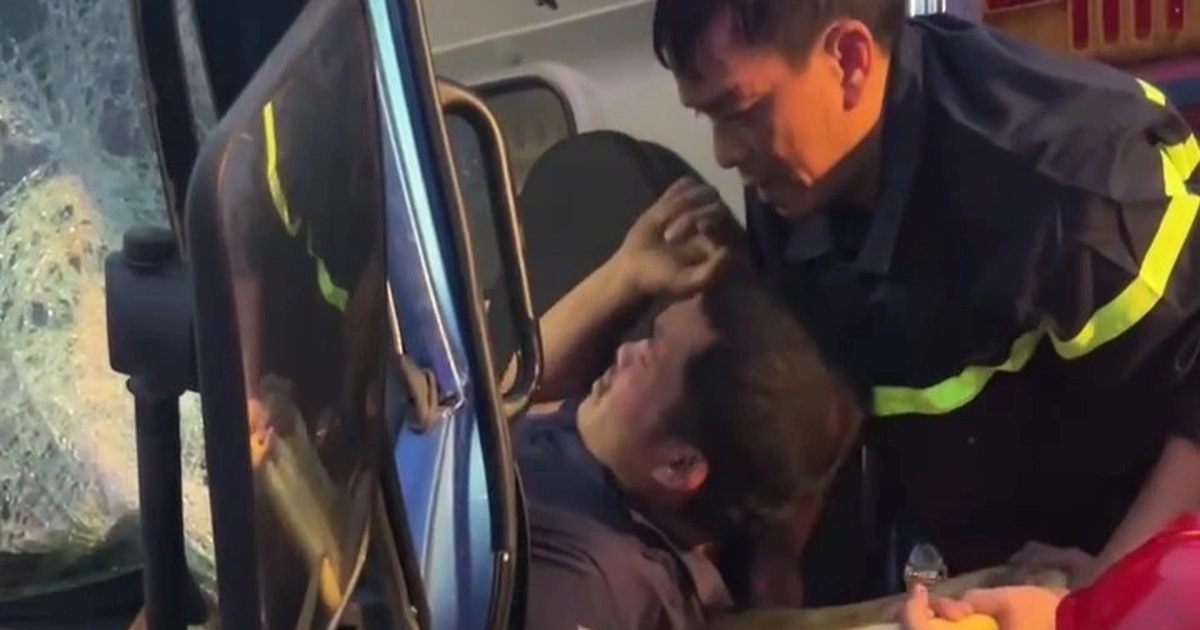 Hai xe tải tông nhau trên cao tốc Đà Nẵng - Quảng Ngãi, tài xế mắc kẹt