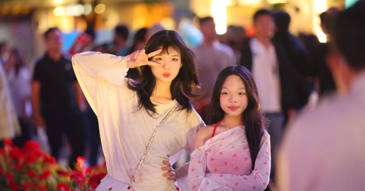 Hàng nghìn người dân đổ về trung tâm TPHCM trước thời khắc giao thừa