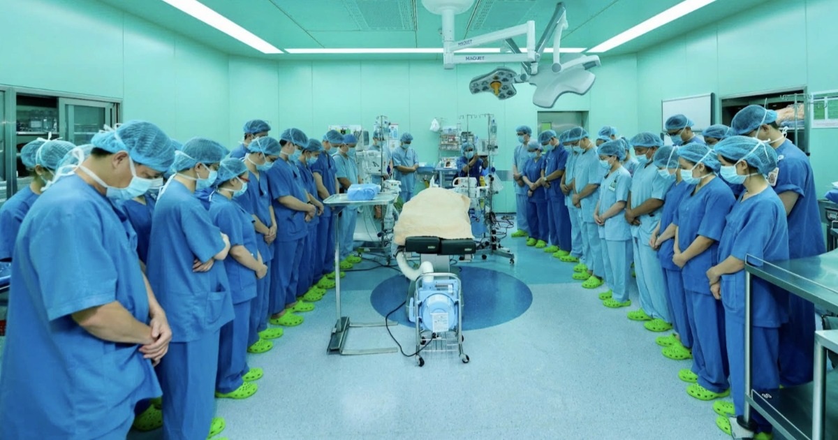 Hơn 200 y bác sĩ ở TPHCM xuyên đêm "hồi sinh" 4 cuộc đời ngày cận Tết