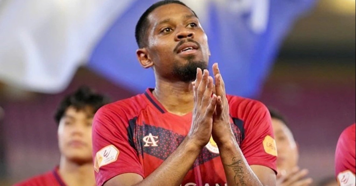 Jason Quang Vinh Pendant báo tin vui đến HLV Kim Sang Sik