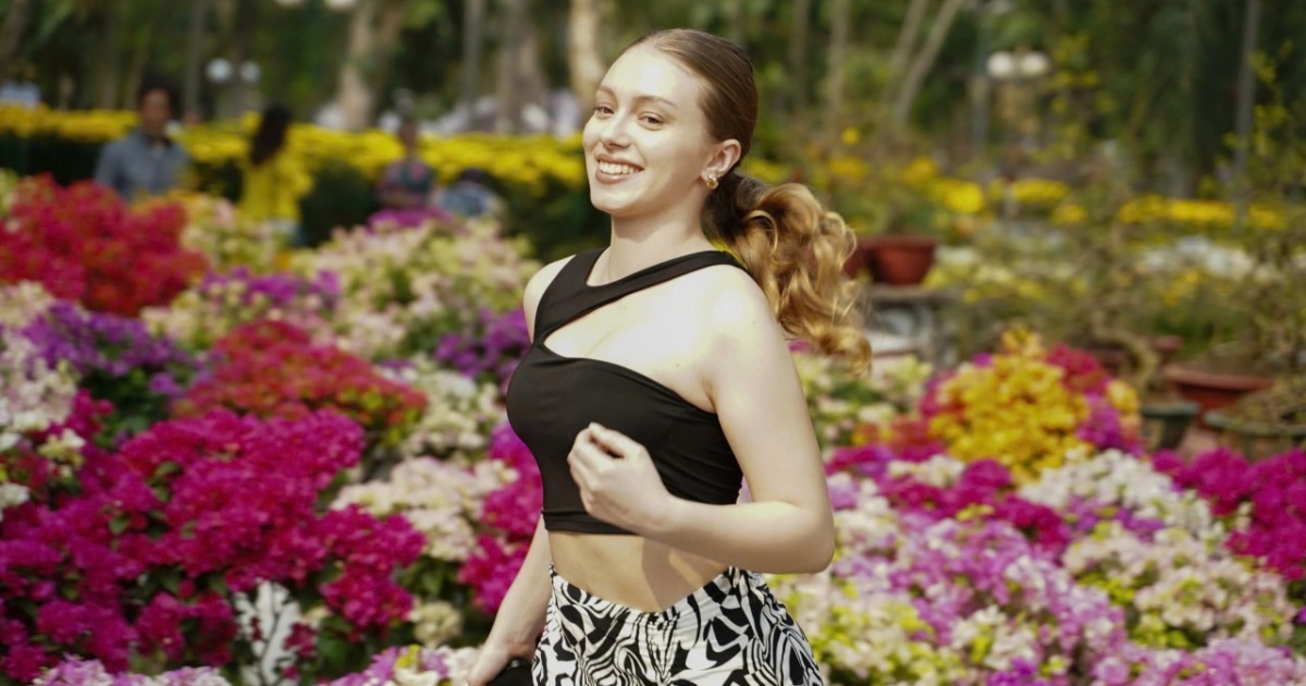 Khách Tây "ngã ngửa" khi mua cây kiểng tại chợ hoa xuân ở TPHCM