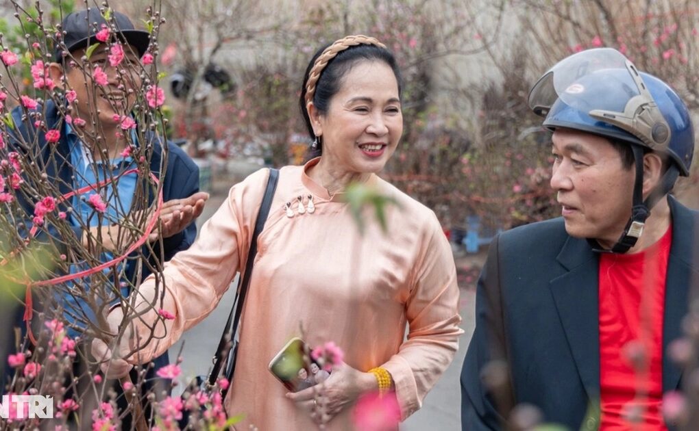 "Mẹ chồng" Lan Hương dậy từ 5h sáng, đi xe máy cùng ông xã mua hoa ngày Tết