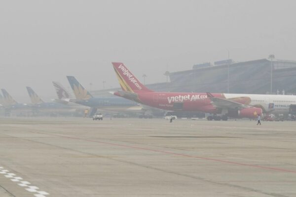 Neblina Densa Afeta a Atividade Aérea no Norte do País Miền Bắc sương mù dày đặc, nhiều chuyến bay phải chuyển hướng hạ cánh