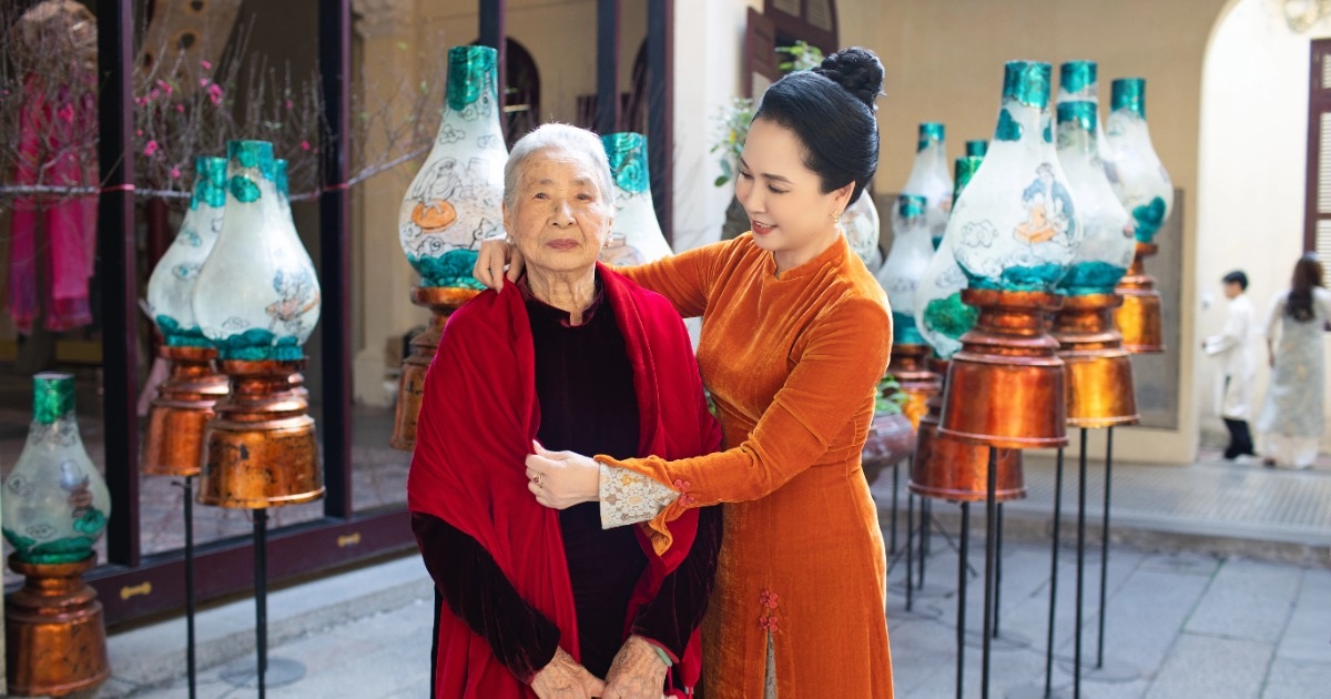 NSND Lan Hương và mẹ chụp ảnh Tết gây xúc động