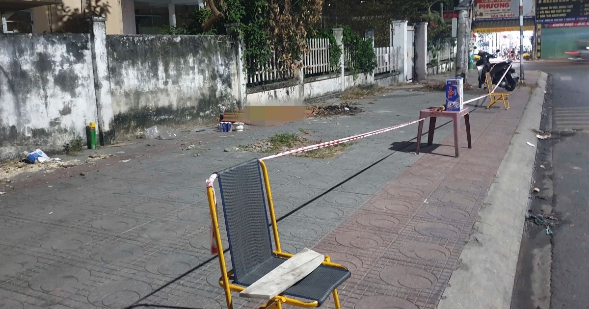 Nam thợ hồ tử vong ở Bình Dương, thi thể được hai người để trên vỉa hè