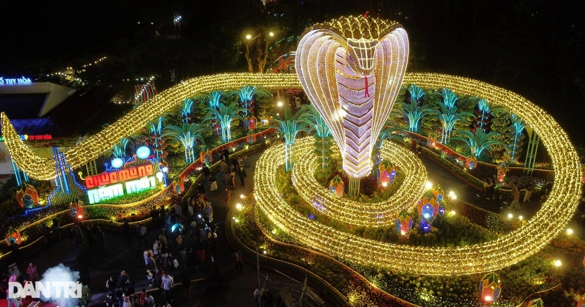 Ngắm linh vật rắn dài 135m tại Phú Yên