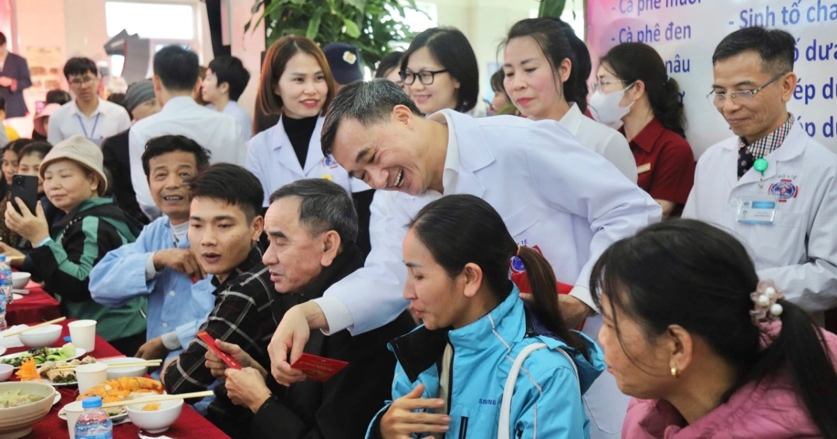 Người bệnh háo hức dự bữa cơm tất niên, về quê ăn Tết trên chuyến xe 0 đồng