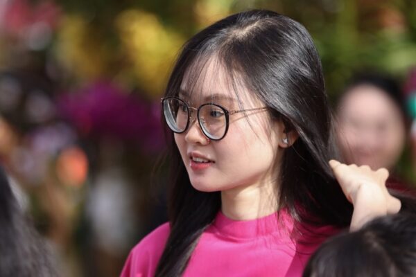 Đường Hoa Nguyễn Huệ 2025: Điểm Đến Du Xuân Lý Tưởng Ngày 29 Tết Người dân TPHCM tấp nập đổ về đường hoa Nguyễn Huệ du xuân sáng 29 Tết
