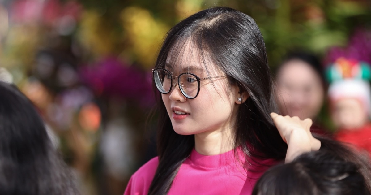 Người dân TPHCM tấp nập đổ về đường hoa Nguyễn Huệ du xuân sáng 29 Tết
