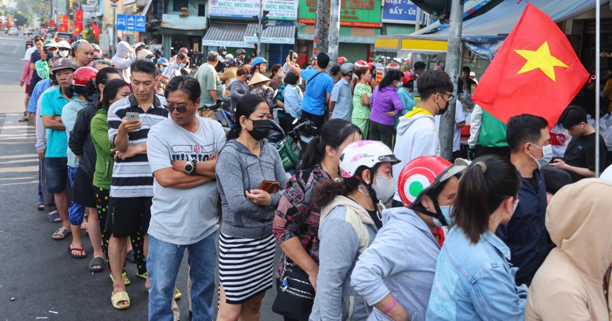 Người dân TPHCM xếp hàng dài cả cây số mua gà cúng mùng 3 Tết